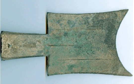 Деньги в виде ножей и&nbsp;лопат